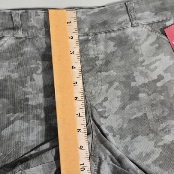 SPANX Stretch Twill Short Stone Wash Camo Women's Size XL - Picture 6 of 12
